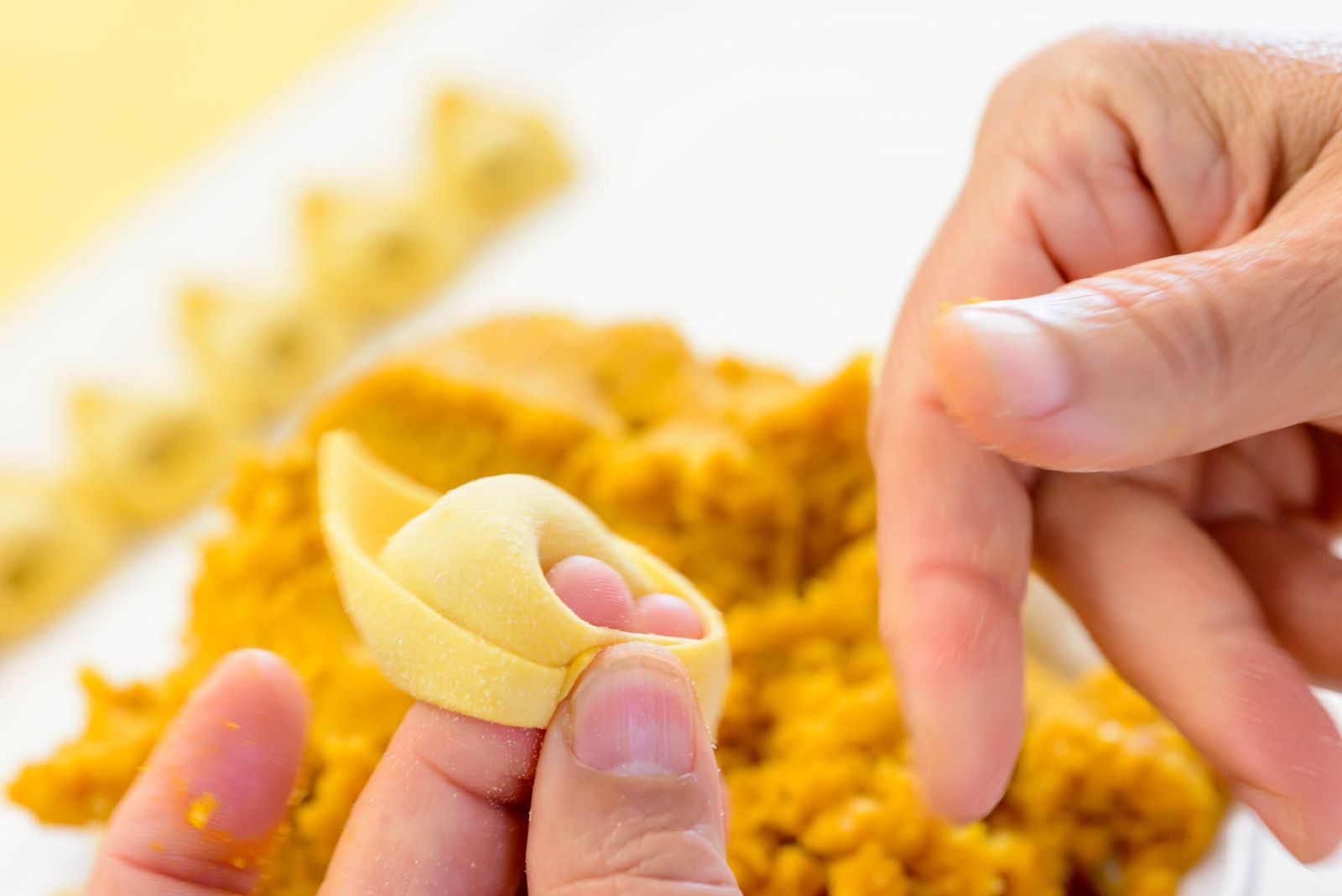 Le dita che chiudono un tortellino
